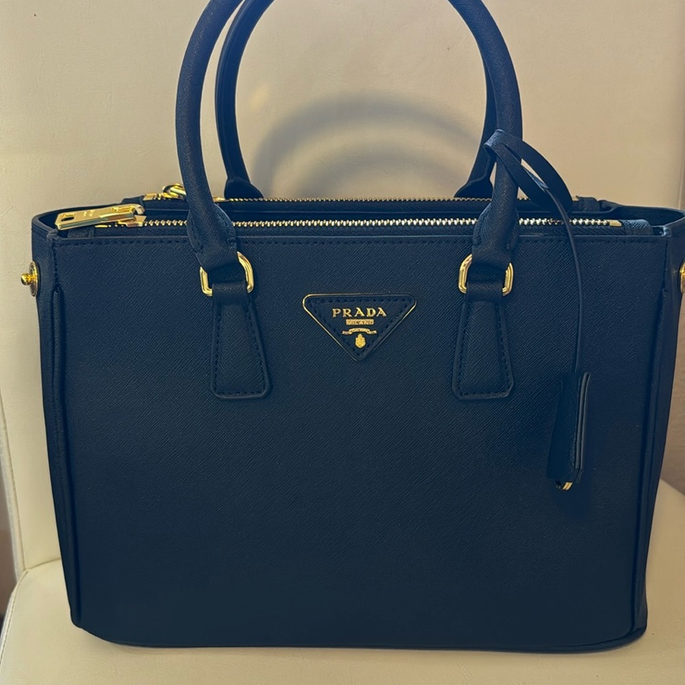 Prada FAKE small saffiano bag - looks real!